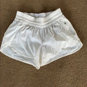 Tracker short V 4” Lululemon size 6 white